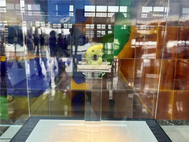 玦型龙，巴林右旗那日斯台遗址出土。