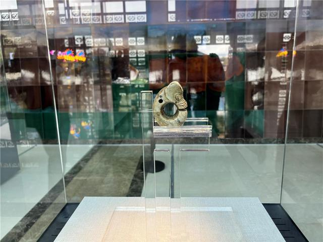 玦型龙，巴林左旗十三敖包乡尖山子村出土。