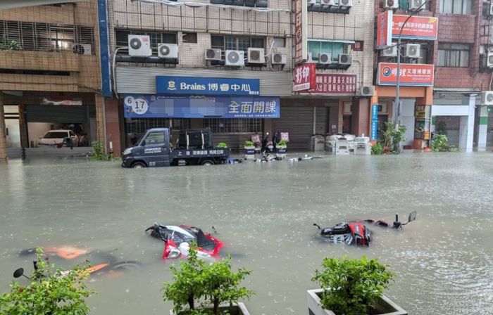 另据台湾"中央社"报道,高雄市鼓山区美术馆住宅区淹水严重,有民众形容
