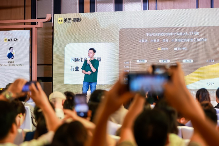 ▲美团摄影行业相关负责人介绍西安汉服市场。 摄影：薛超稳