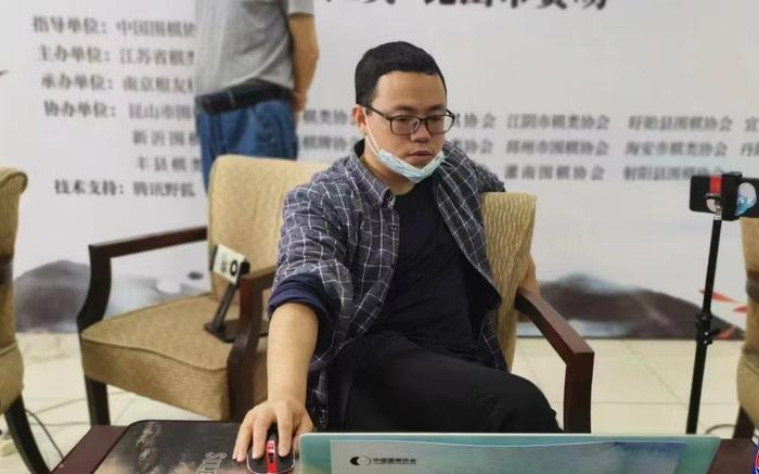 早年学棋技巧，陈学伟曾是“八冠王”古力的师弟。 受访者供图