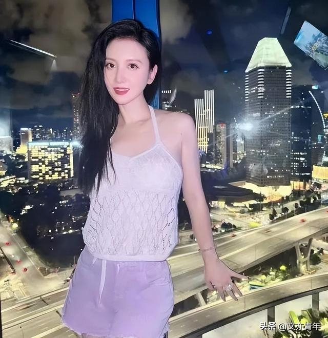 43岁张萌火辣出镜泳装照,大秀酥胸蛮腰,逆天身材引热议