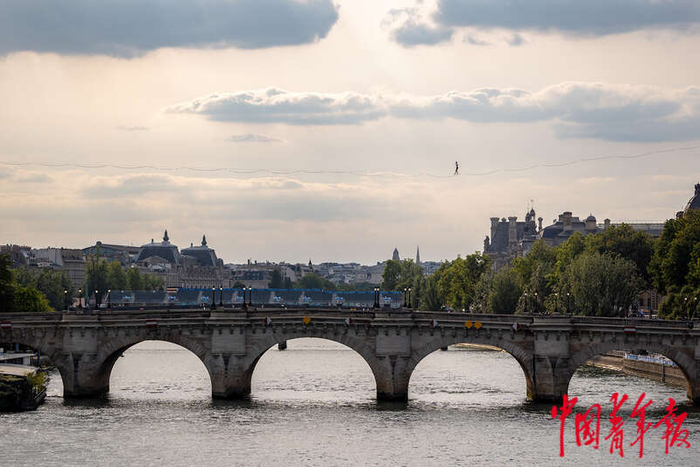 巴黎奥运将至:塞纳河畔观礼台就位 新桥上有人"云端漫步"