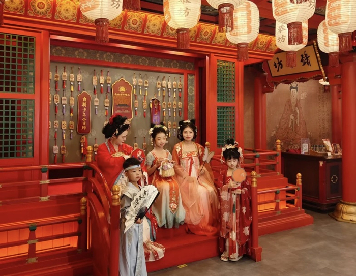 ▲ 大唐不夜城内，家长带着孩子一起穿汉服游玩。（图源：大众点评App）