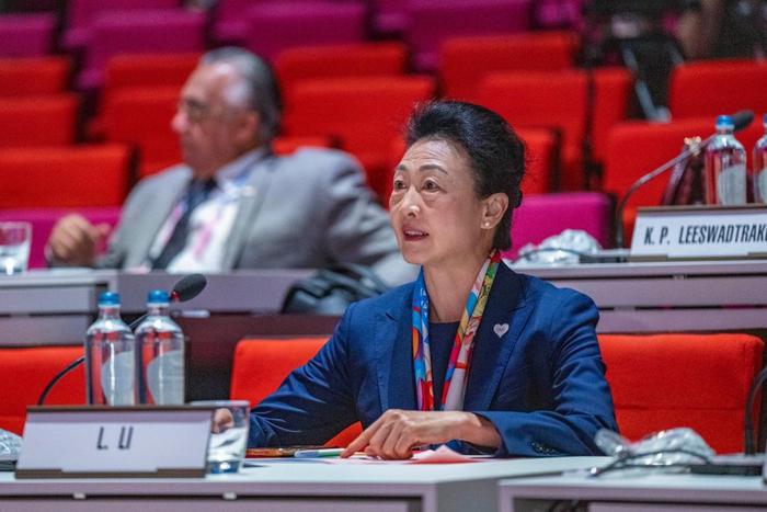 7月23日，中国奥委会副主席李玲蔚在法国巴黎举行的第142届国际奥林匹克委员会全会上。新华社记者 孙非 摄
