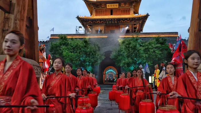 晋韵提灯侍女恭迎游客入城   王昕 摄
