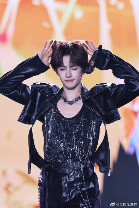 刘宇以强劲的唱跳实力征服了《BadGuy》,向世界展示了他的音乐才华和多面性|刘宇|征服_新浪新闻
