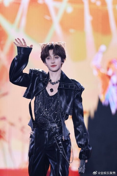 刘宇以强劲的唱跳实力征服了《BadGuy》,向世界展示了他的音乐才华和多面性|刘宇|征服_新浪新闻
