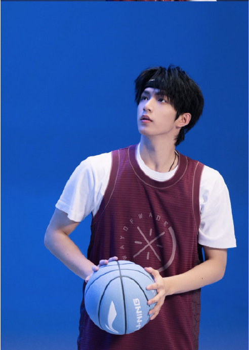 帅气男高刘耀文打篮球引发热议