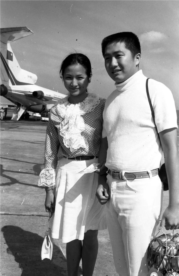 原文通获悉郑佩佩离世没表态,离婚37年无往来,仅与小女儿较亲近