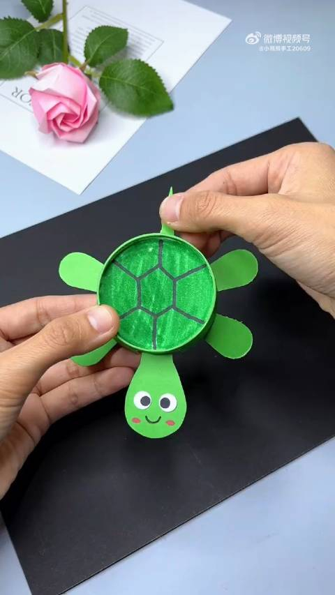 用两个纸杯做一个缩头小乌龟,太好玩啦,快来试试吧
