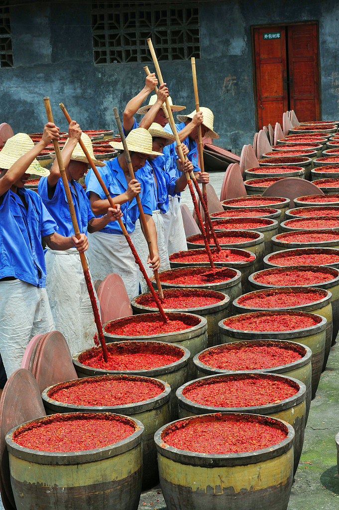 △匠人正在工作。图据视觉中国
