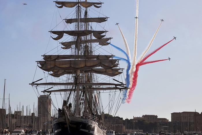 当地时间2024年5月8日，巴黎奥运会火种抵达法国马赛港，奥运火炬开启法国境内传递。