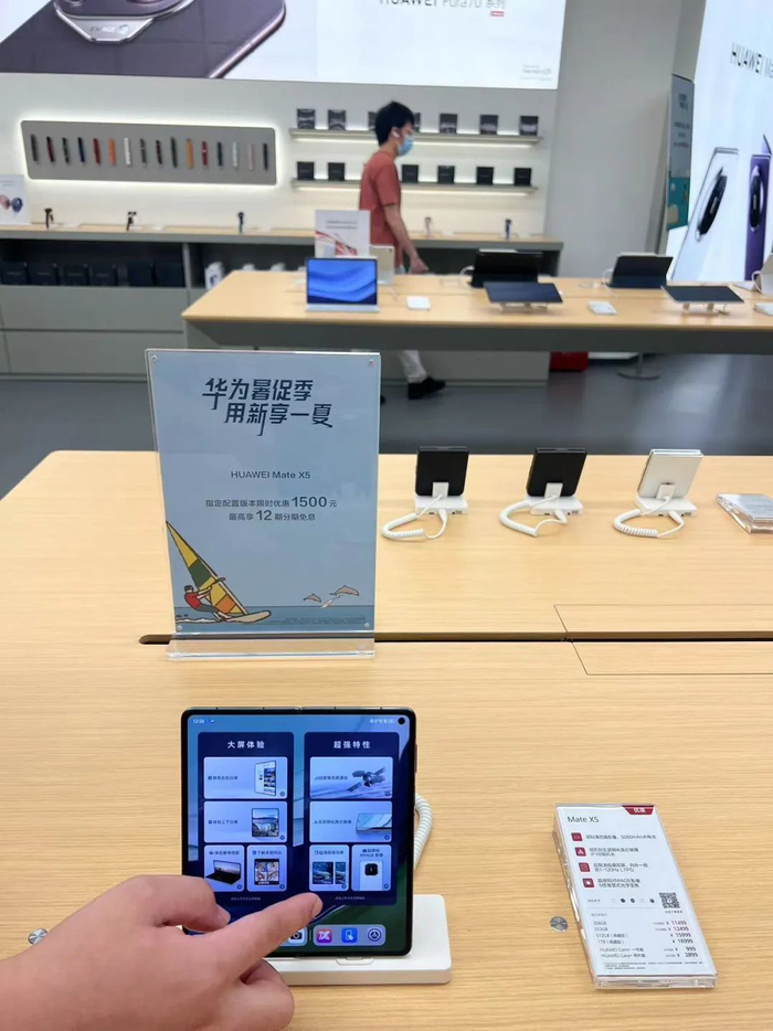 华为授权体验店工作人员正在演示Mate X5   马云飞摄