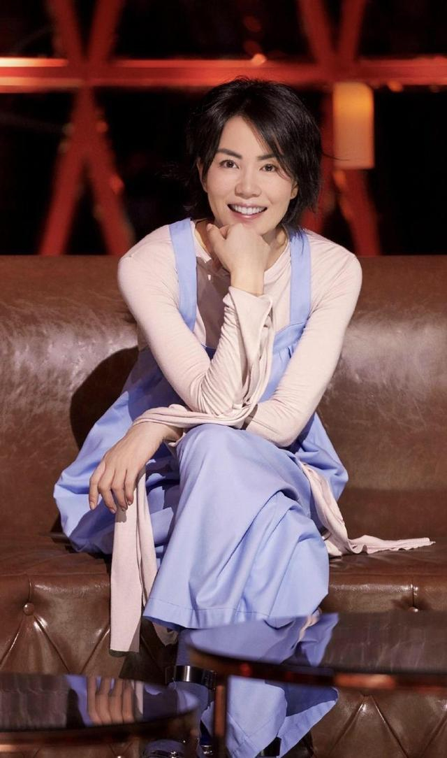 看了王菲的打扮才发现:50 女人,"衣松裤宽,一身干净"才高级