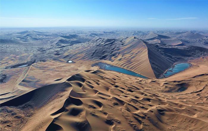 巴丹吉林沙漠-沙山湖泊群。希拉扣/摄（国家林草局供图）