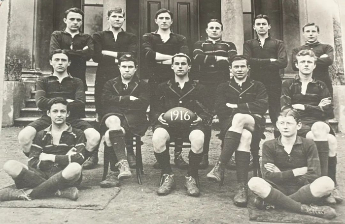 学校橄榄球队合影，后排右一为李爱锐。