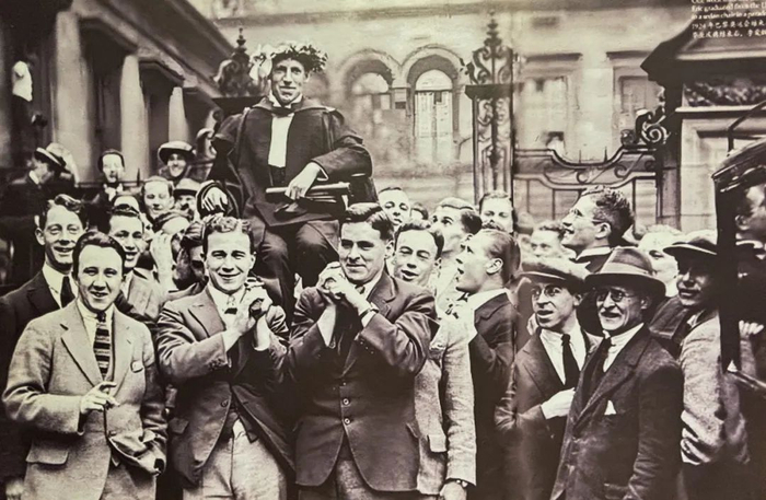 毕业时，李爱锐被同学们抬起来走到大街上。