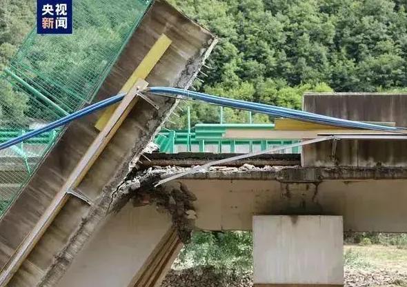 公路桥垮塌 图源央视新闻