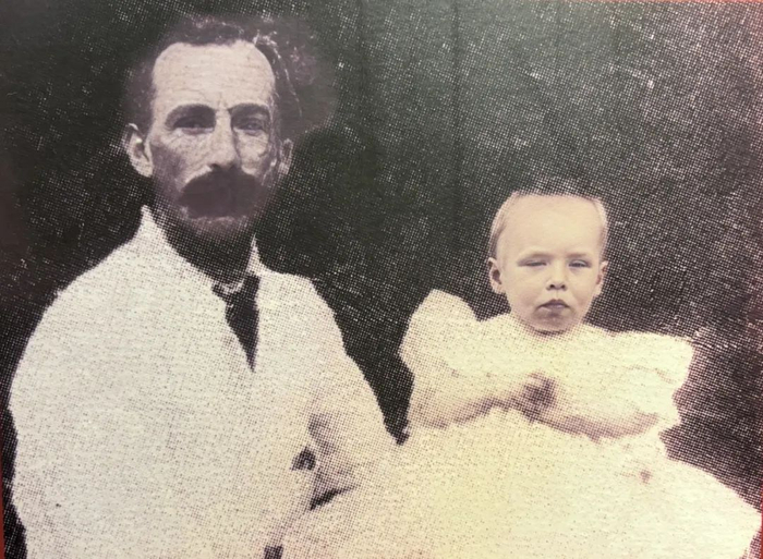 几个月大的李爱锐和父亲的合影。