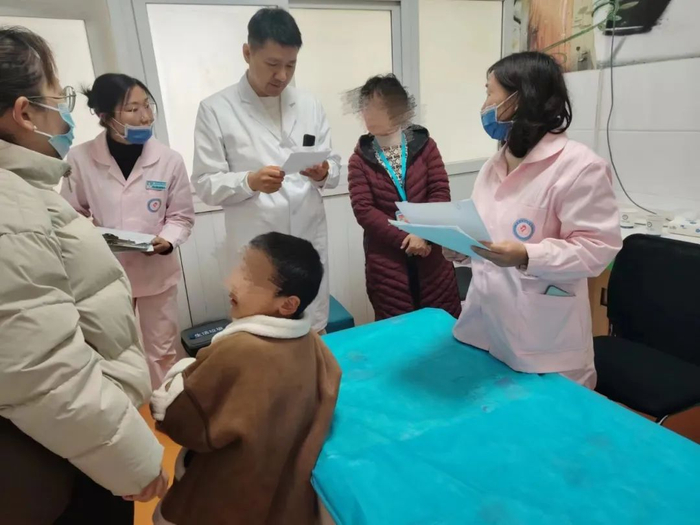 马骏医生（男）在出诊中。图源/受访者提供