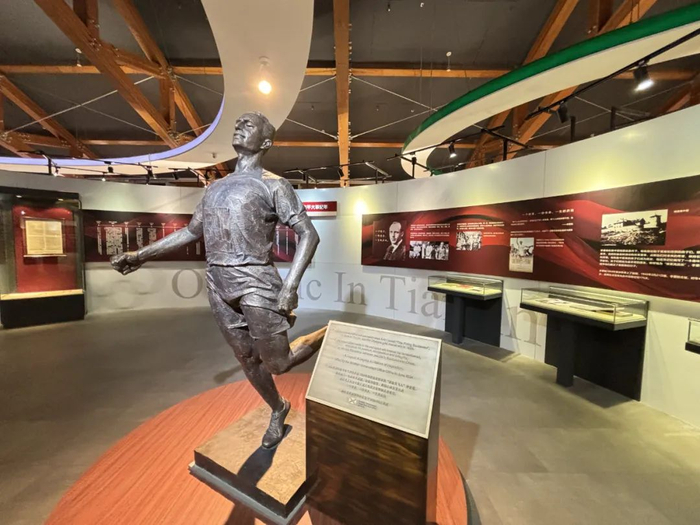 天津市体育博物馆的李爱锐雕像，这是他的经典动作。