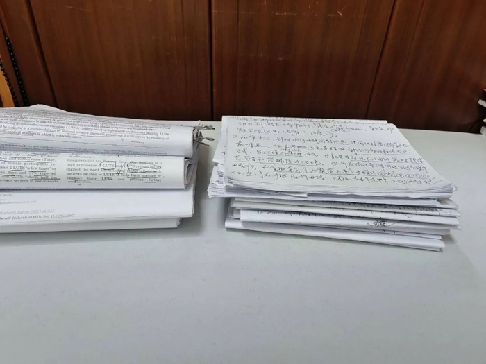 马骏医生有随手记的习惯。他经常在散步过程中复盘诊疗思路、方案，然后记录在随身携带的A4纸上。图源/受访者提供