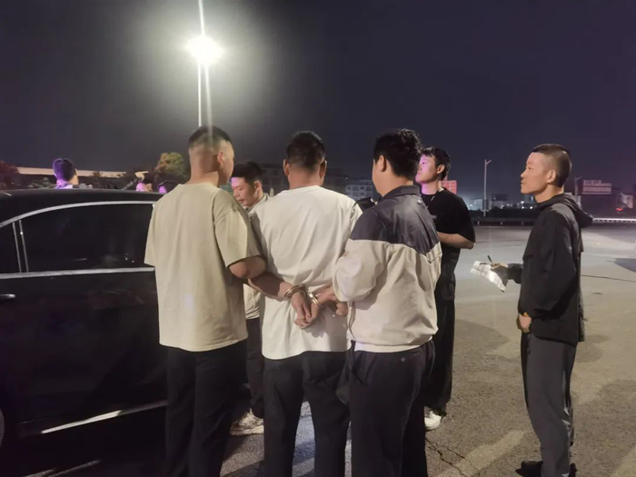 夏季行动 | 以打开路!松阳警方查获1万余升"笑气"