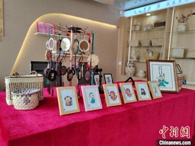 图为东升村玉米皮手工艺品展馆的展陈。张浩摄