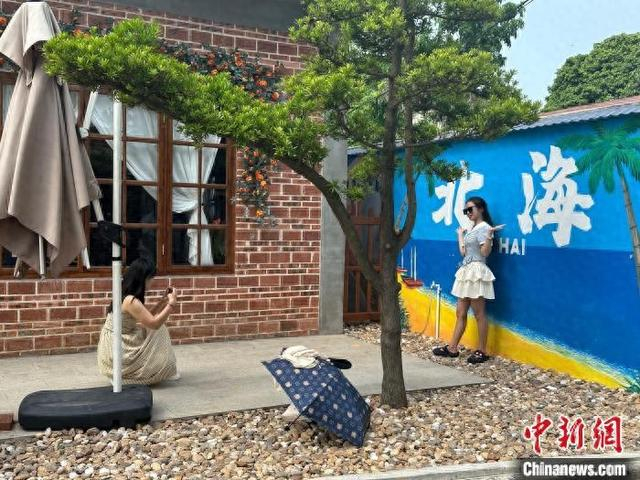 7月26日，游客在流下村拍照留念。陈沿佑 摄