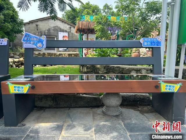 图为安置在流下村的太阳能座椅，座椅可实现无线充电功能。陈沿佑 摄