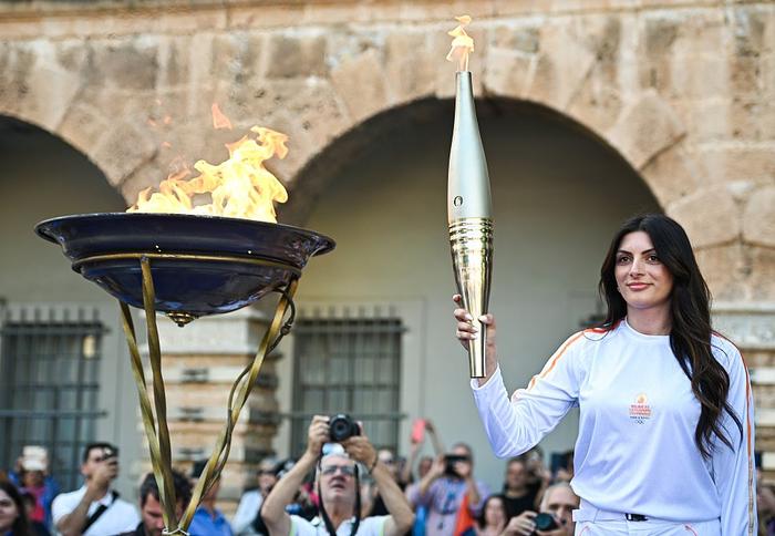当地时间2024年4月17日，希腊伯罗奔尼撒半岛，巴黎奥运会火炬抵达纳夫普利翁，在希腊境内开启奥运火炬传递之旅。