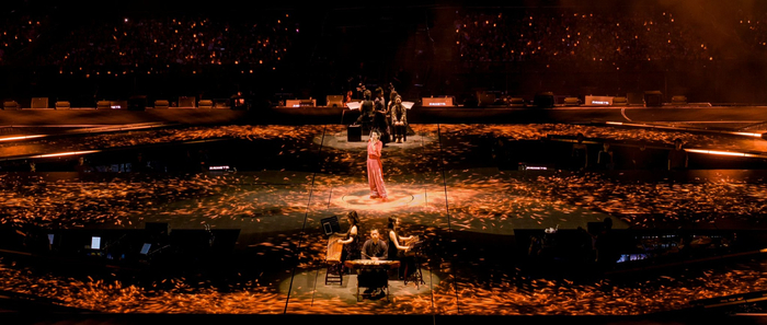 华晨宇南昌演唱会现场图，演奏民族乐器的乐手们在舞台四周。