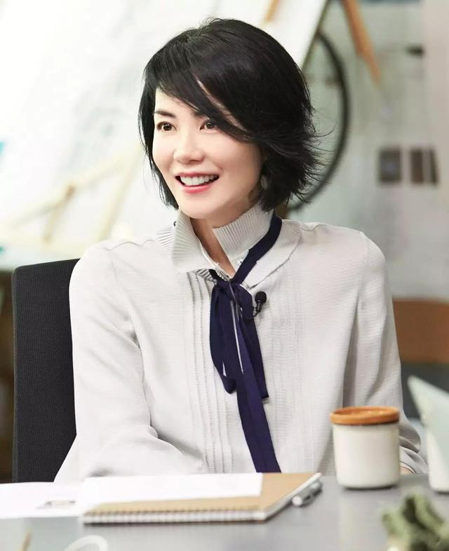 50 女人,"衣松裤宽,一身干净"才高级|王菲|打扮|短发_新浪新闻