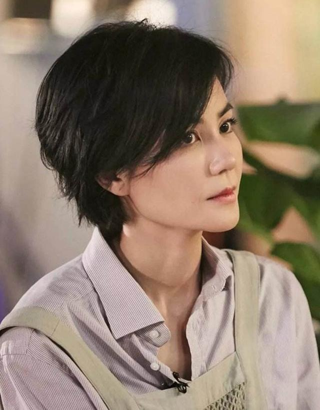 看了王菲的打扮才发现:50 女人,"衣松裤宽,一身干净"才高级