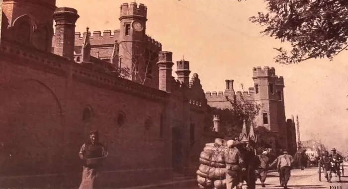 回到天津时，新学书院就在李爱锐的出生地马大夫医院对面——坐落于大沽北路赤峰道交口。张翔 提供