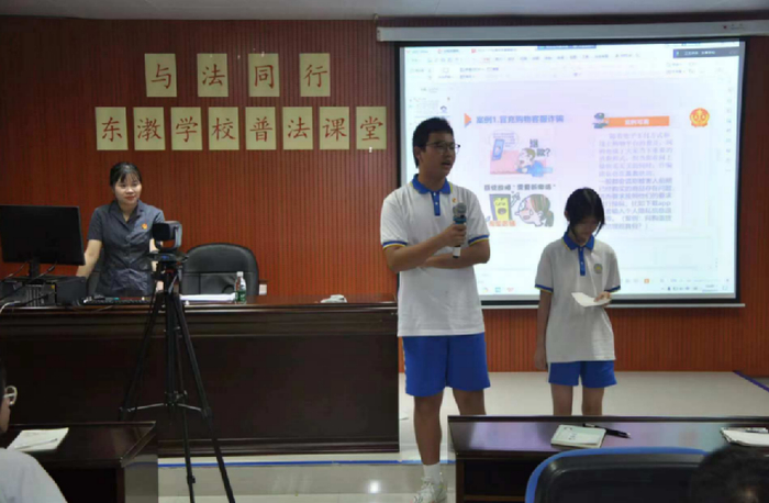 广州真光中学东漖学校礼堂内,一阵热烈的掌声过后,速裁庭方楚云法官的