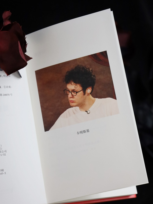 文化看点>正文>从乔治城大学毕业后,卡明斯基成为著名的菲利普斯