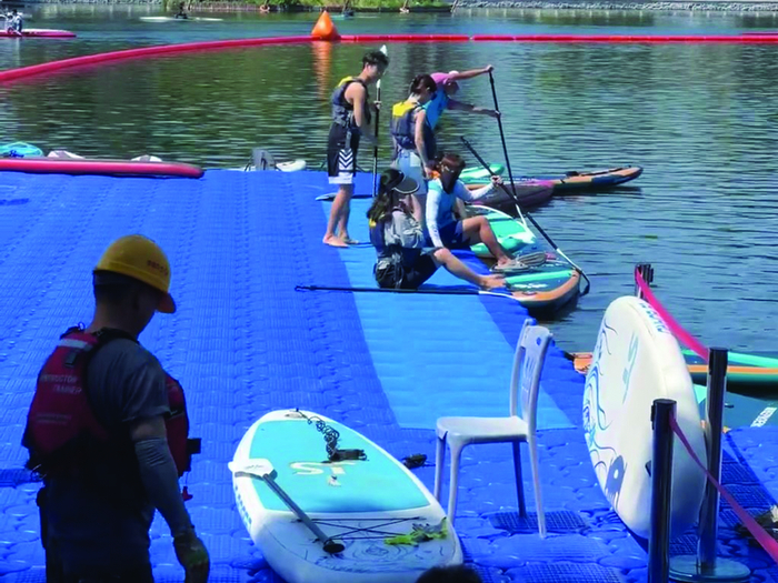 图为专业人员向体验者讲解桨板安全知识。受访者供图