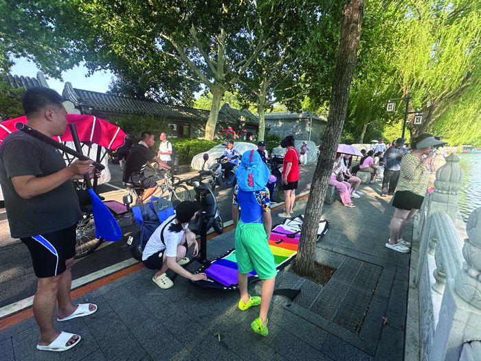 图为桨板爱好者展示自购的装备。李芸仪 摄