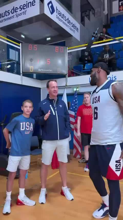 橄榄球巨星佩顿·曼宁造访美国男篮训练!