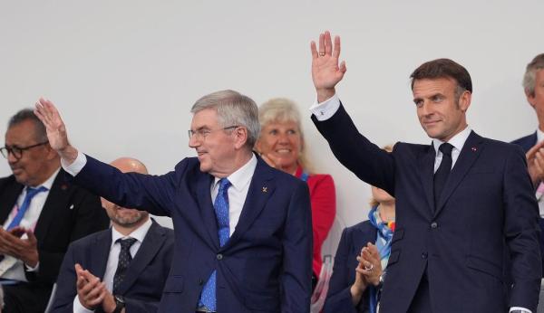 当地时间7月26日，国际奥委会主席巴赫（前左）与法国总统马克龙（前右）出席开幕式。新华社记者 王毓国 摄
