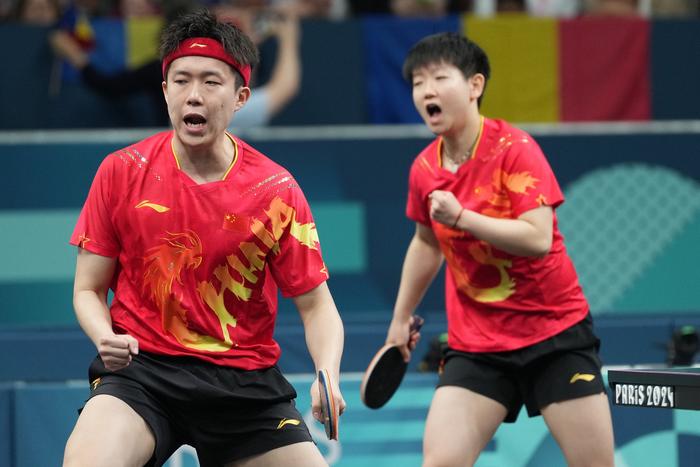 北京时间7月27日，巴黎奥运会乒乓球项目混双比赛中，王楚钦/孙颖莎4比0战胜奥玛·阿萨尔/蒂娜·梅谢芙。