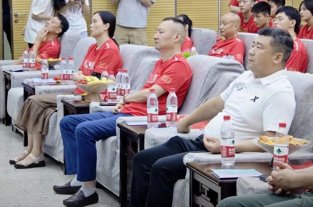 昌雅妮的父母观看比赛直播。图/九派新闻 董自能