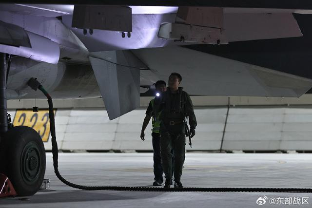 追星逐月,暗夜出击!东部战区空军航空兵某旅组织飞行训练