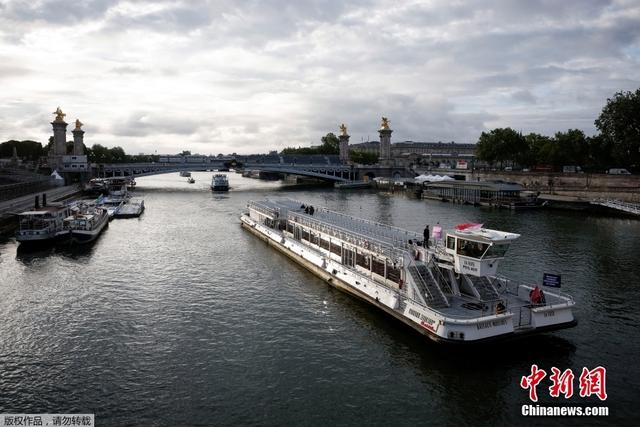图为巴黎奥运会开幕式排练期间，一支船队在塞纳河上巡航中国新闻网 