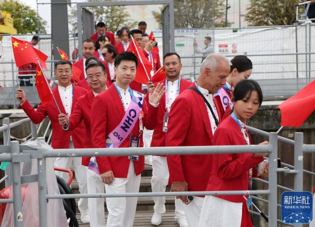 7月26日，中国体育代表团乒乓球选手马龙（前左三）在开幕式前登船。新华社记者 曹灿 摄