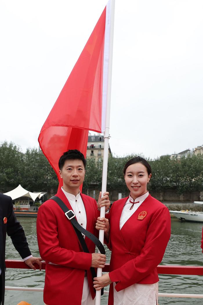 中国代表团旗手马龙（左）和冯雨。图/新华社