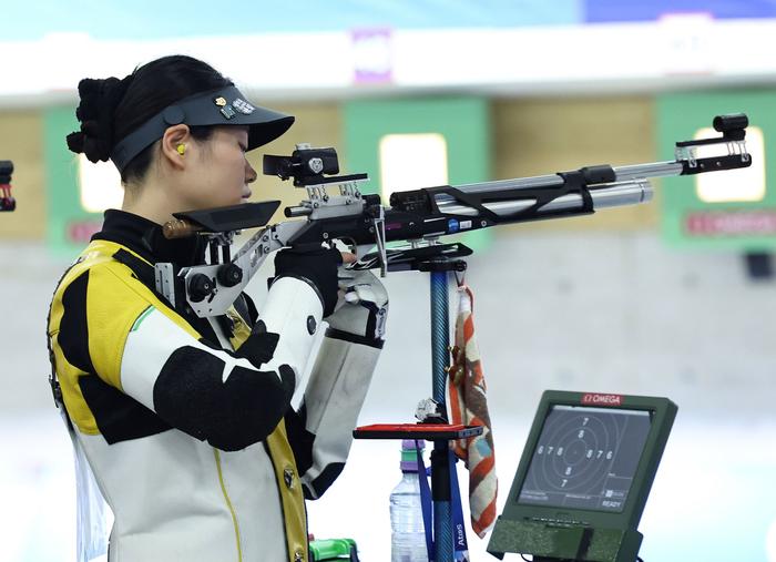 巴黎奥运会射击混合团体10米气步枪资格赛，中国选手韩佳予在比赛中。 图/新华社