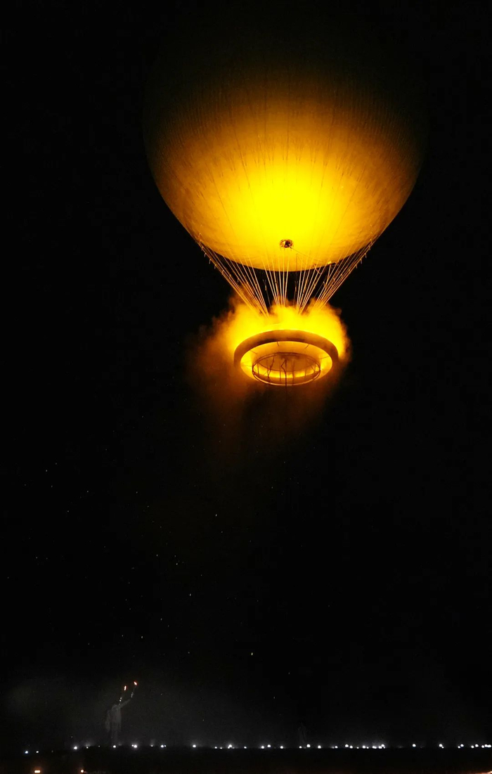 7月26日，主火炬被点燃后升空。新华社记者 杜宇 摄